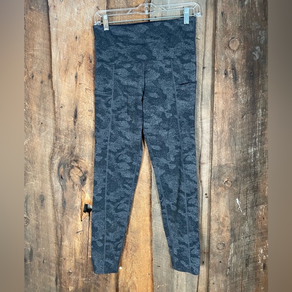 Tuff Athletics Camo Cropped Leggings - Size Small - Picture 1 of 8